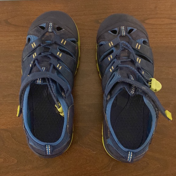 Barely used Keen shoes Boys Size 5 - Picture 3 of 5